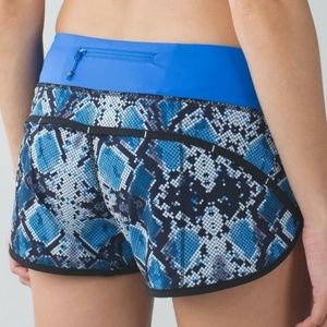 Lululemon Speed Short Blue Snake Skin Print Womens Size 6